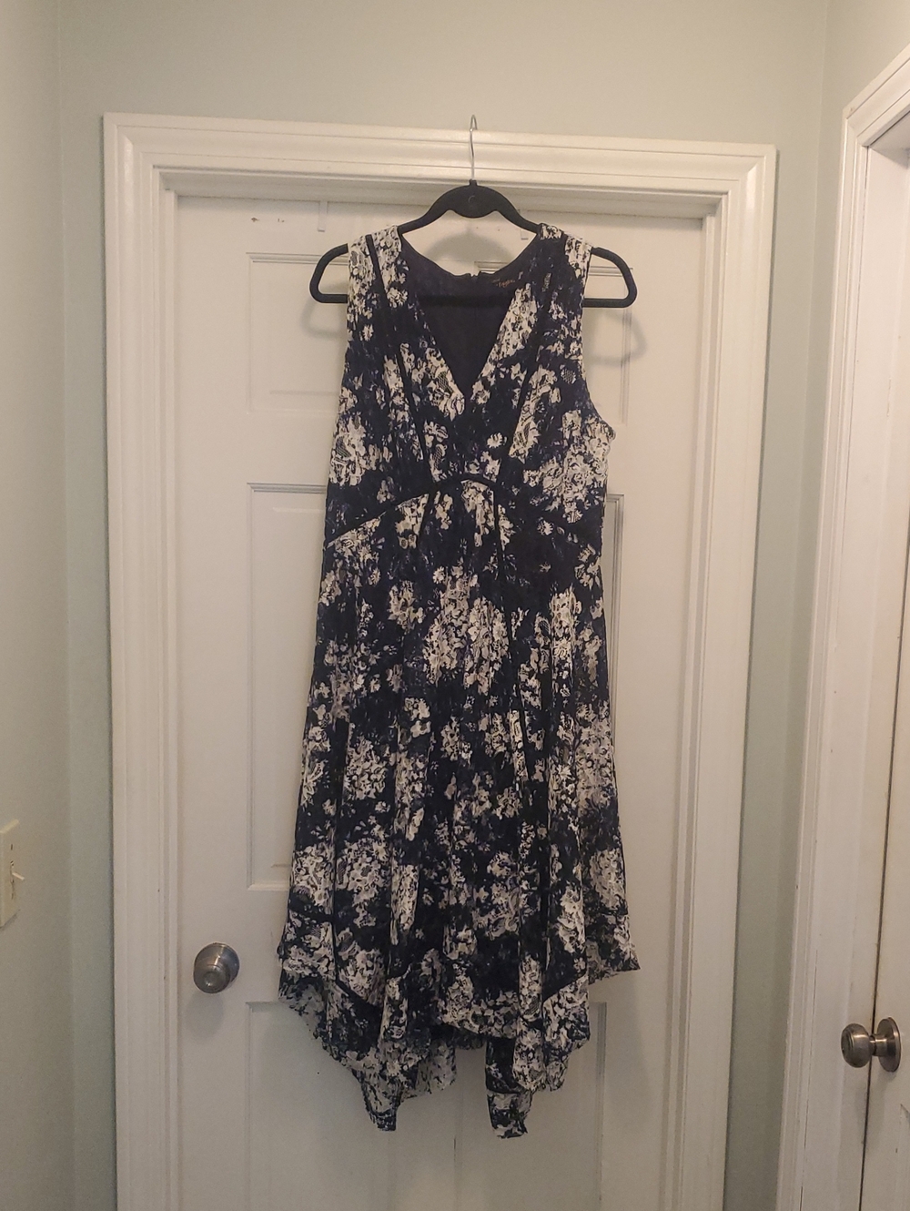 Sleeveless Navy and White Floral Lace V-Neck Dress